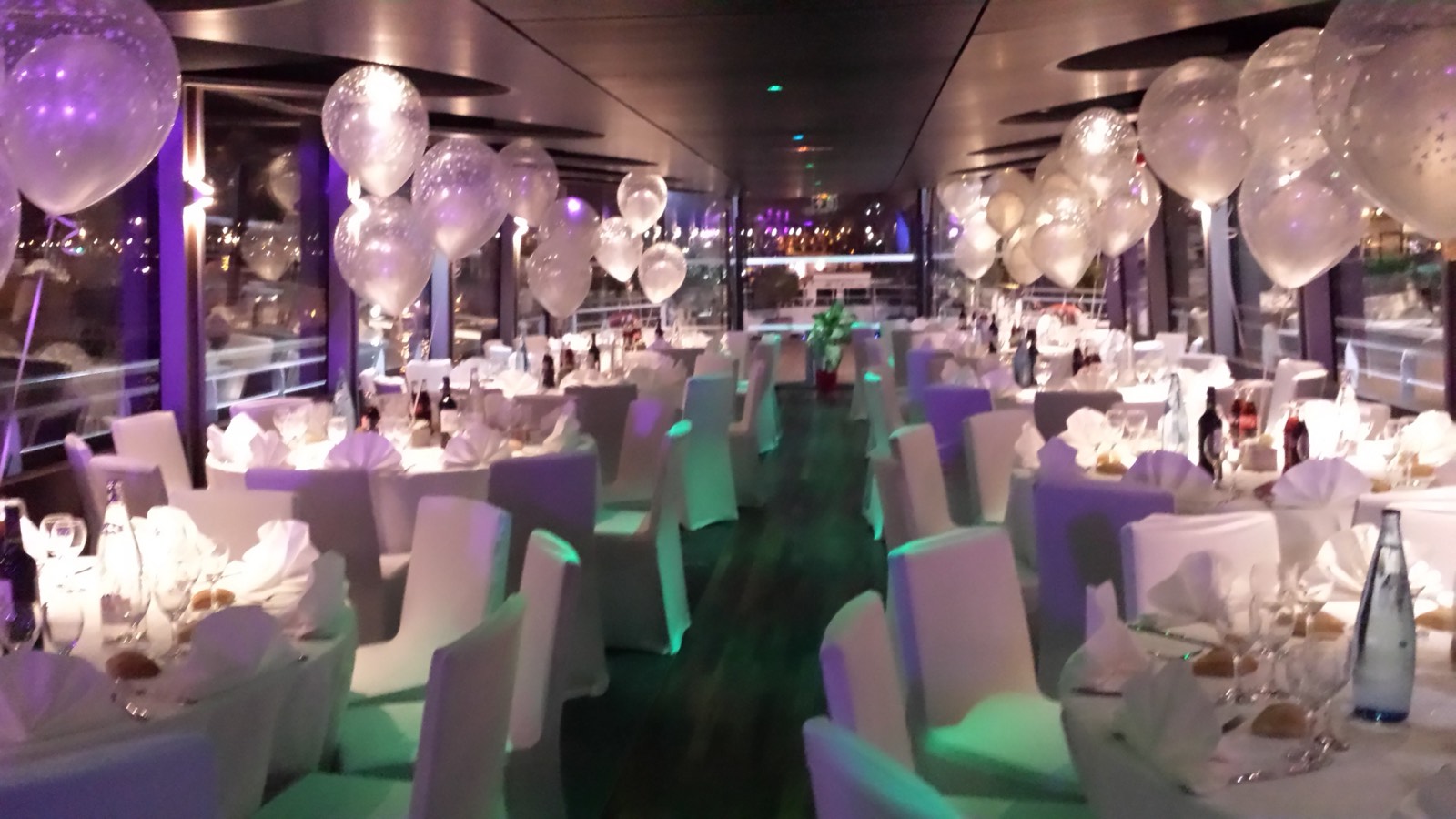 Organising a Company Anniversary aboard a Boat in Paris — atmosphere 3