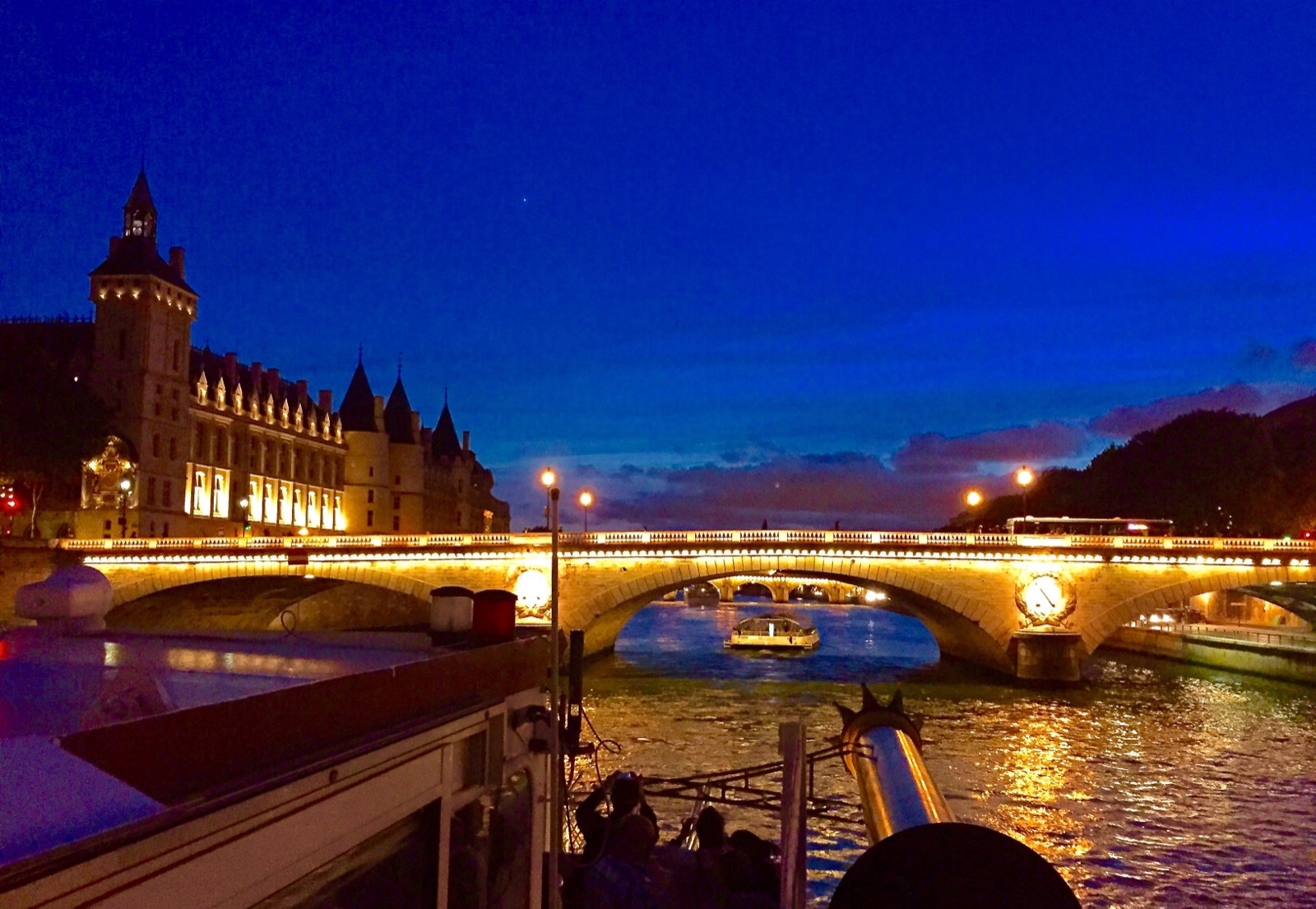 Organising a Company End-of-Year Party aboard a Boat in Paris — atmosphere 3